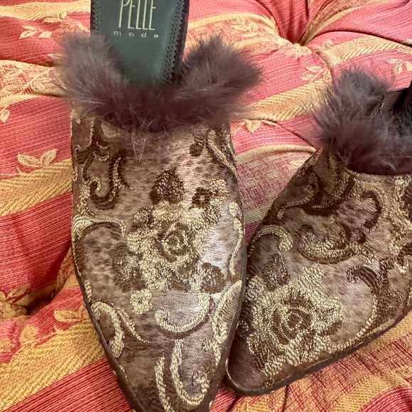 Sz 7.5 Fabulous Pelle Moda Tapestry Mules with Faux Fur & 4.5” heel. - Picture 5 of 5